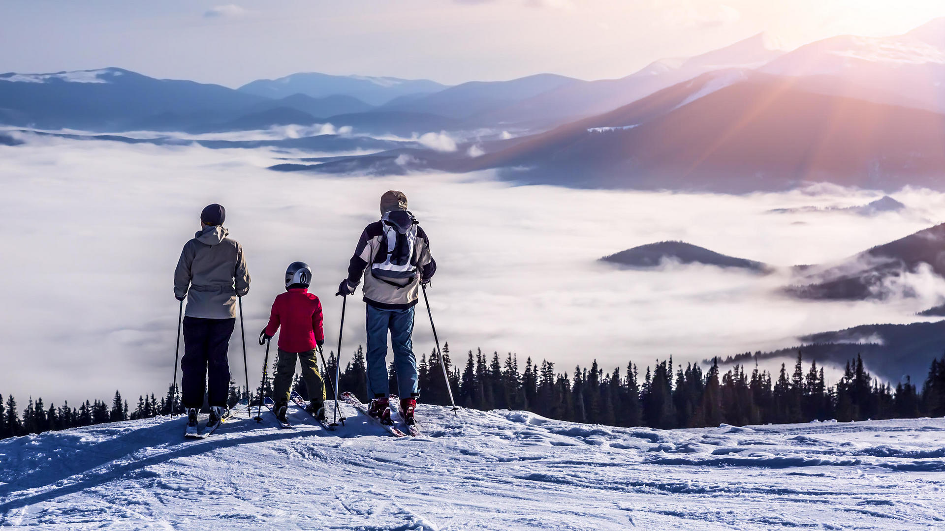 Поездка в горы, снег, катание на лыжах